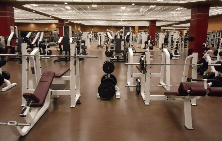 Interior de un gimnasio, máquinas y pesas